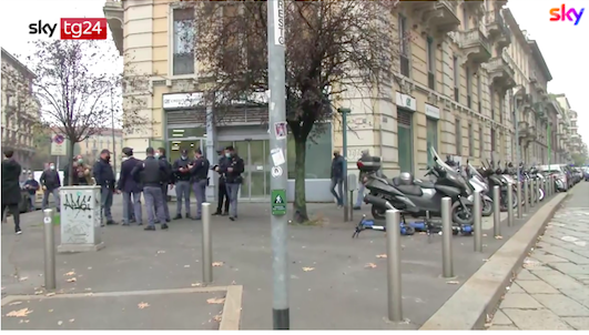 Rapina In Banca Da Film A Milano Entrano E Se Ne Vanno Da Un Buco