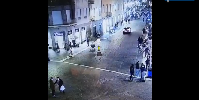 Il Video Dell Auto Impazzita In Fuga Dai Carabinieri Tra La Gente Che