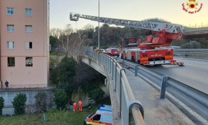 Si Lancia Da Un Viadotto Per Fuggire Alla Polizia Grave Ladro Di 22