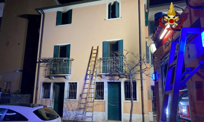 Incendio In Casa Morti Padre Madre E Figlio Un Gruppo Di Ragazzi Ha