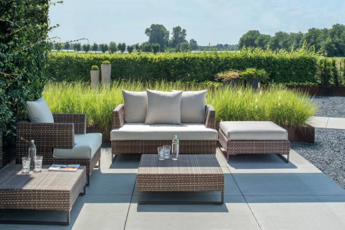 Arredo outdoor: alluminio, vetro e teak sono i materiali del momento