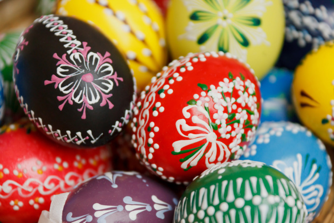 Uova decorate a Pasqua: come divertirsi coi bambini