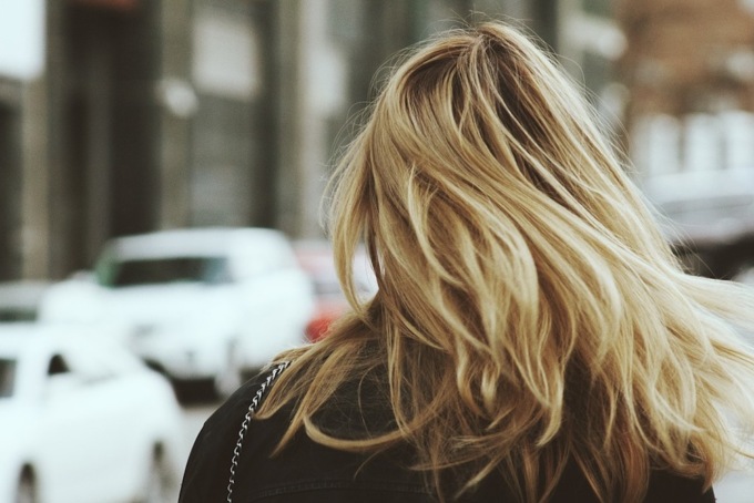 Come curare i capelli quando arriva la primavera, i consigli
