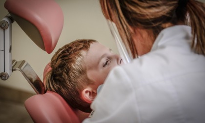 Il 72% delle famiglie italiane non porta i bambini dal dentista. Al Sud la salute orale è un lusso