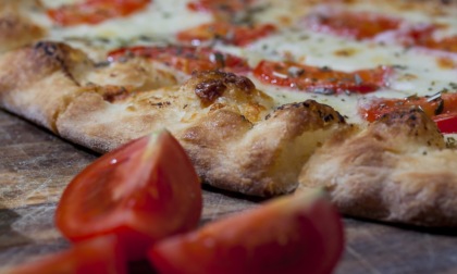 Quando la pizza è salutare: farina, olio, pomodoro e mozzarella