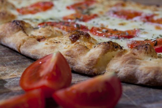 Quando la pizza è salutare: farina, olio, pomodoro e mozzarella