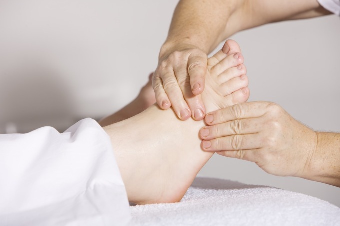 Come prendersi cura dei piedi? Consigli utili