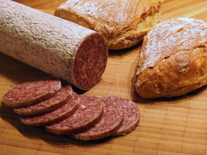 Nuovo allarme listeria nel salame: quali sono i prodotti ritirati