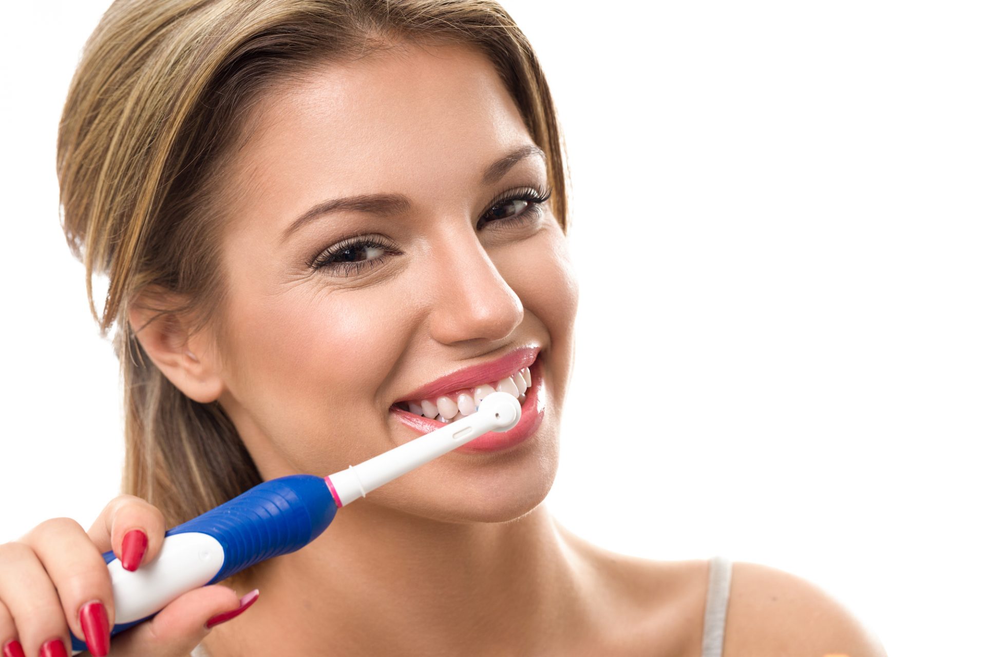 Чистить зубы во время поста. Девушка с зубной щеткой. Гигиена полости рта зубные щетки. Девушка с красивыми зубами.
