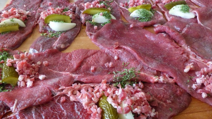 Come fare per preparare involtini di carne e prosciutto
