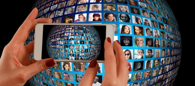 Cosa accade quando si usano troppo smartphone e videogiochi?