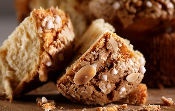 Colomba batte uovo di cioccolato per la Pasqua 2022