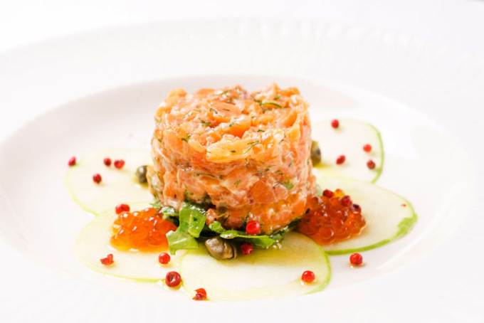 Tartare di salmone e coriandolo, ecco come prepararla