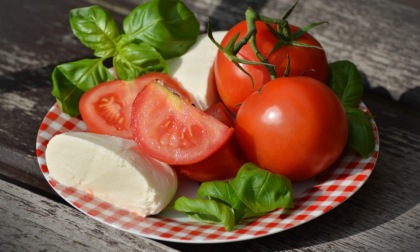 Pomodoro e mozzarella, gli alimenti dell’estate