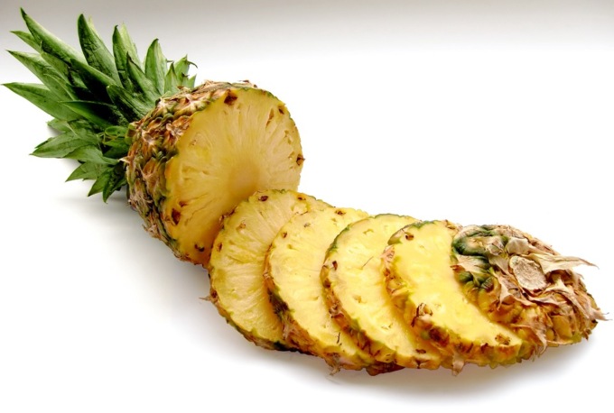 Ananas a fette con crema di banane