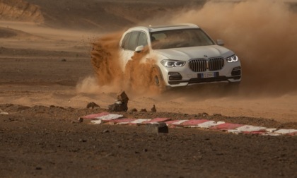 La nuova BMW X5 porta le curve di Monza nel Sahara