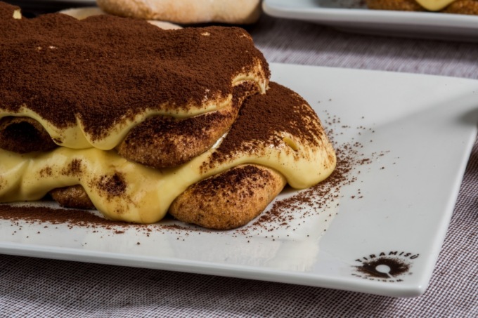 Muore a 20 anni dopo aver mangiato un tiramisù vegano: qual è il prodotto ritirato dal mercato