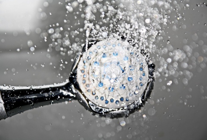 Rimedi contro il caldo, gli effetti di una doccia fredda