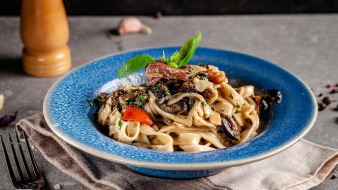Ricetta per le tagliatelle con pomodorini, olive, acciughe