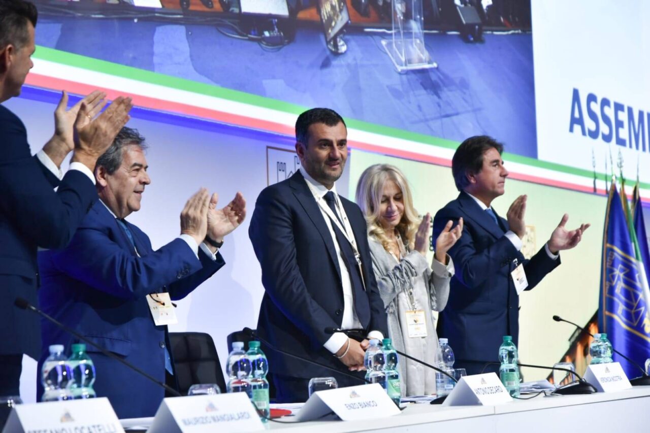 Antonio Decaro, sindaco di Bari, è stato rieletto per acclamazione presidente dell’Anci