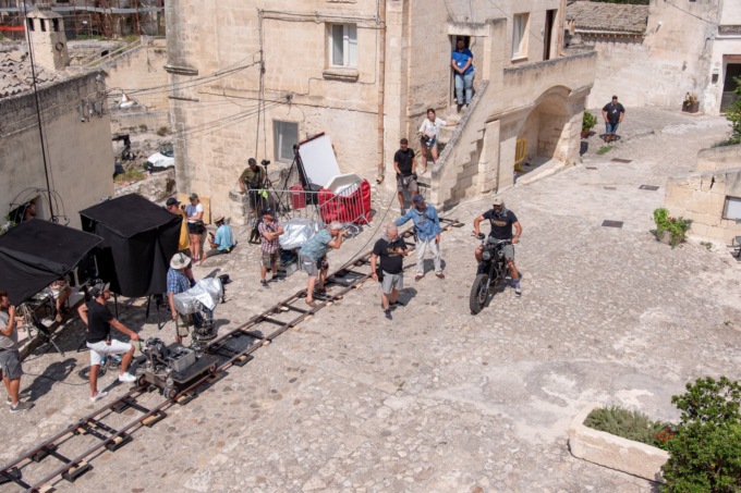 James Bond sale in sella alle Triumph