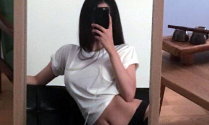 Una 12enne invia selfie hot a un compagno, lui lo pubblica sui social
