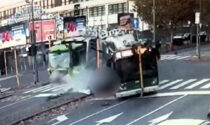 Il video dello scontro fra filobus e camion dei rifiuti a Milano