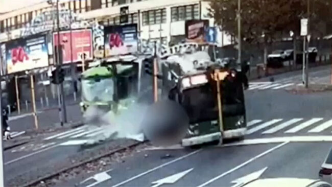 Il video dello scontro fra filobus e camion dei rifiuti a Milano