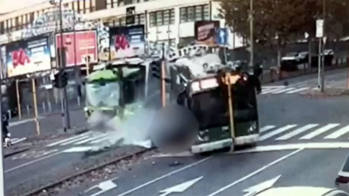 Il video dello scontro fra filobus e camion dei rifiuti a Milano