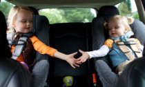 Bambini in auto, le regole sui seggiolini per viaggiare in sicurezza