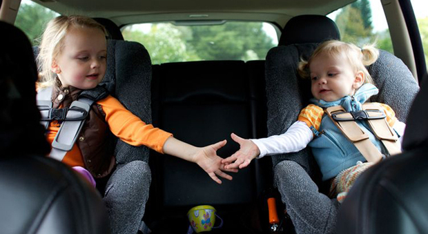 Bambini in auto, le regole sui seggiolini per viaggiare in sicurezza