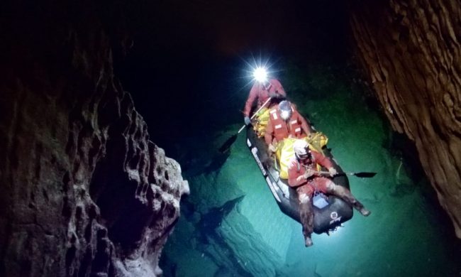 Avete mai navigato su un lago sotterraneo? VIDEO SPETTACOLARE