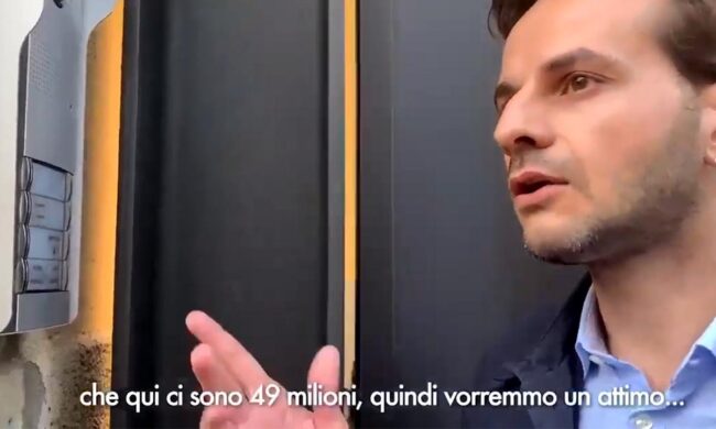 La guerra dei citofoni: consigliere M5S suona alla sede della Lega a Milano