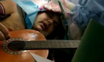 Intervento al cervello da sveglio, il paziente suona anche la chitarra