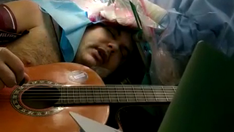 Intervento al cervello da sveglio, il paziente suona anche la chitarra
