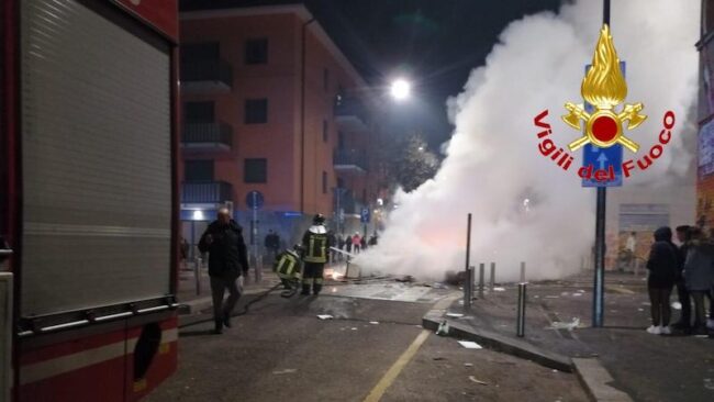 IL VIDEO SHOCK dei pompieri accerchiati e aggrediti a Milano