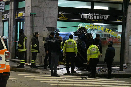 Auto finisce nella vetrina del fast food: un morto