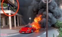 Cerca di spegnere la Ferrari in fiamme con... la canna dell'acqua
