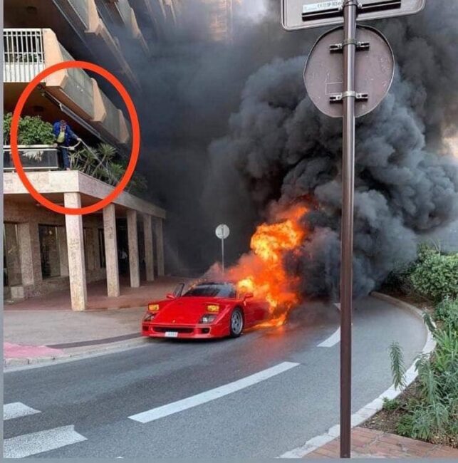 Cerca di spegnere la Ferrari in fiamme con… la canna dell’acqua