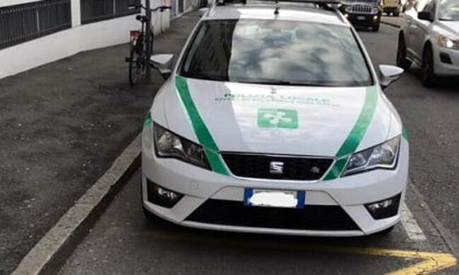 Parcheggiano sul posto dei disabili: beccati, i vigili si “automultano”