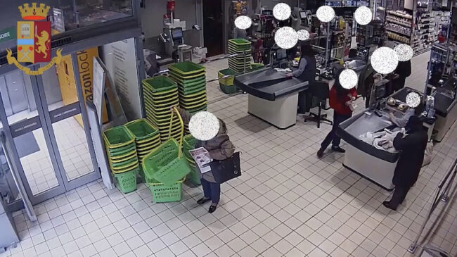 “Mani in alto, è una rapina”, ma gli anziani continuano la spesa come nulla fosse VIDEO