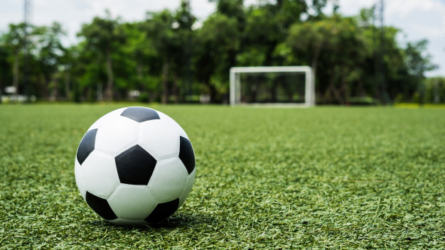 Allenatore e papà tifoso si scagliano contro l’arbitro donna di soli 16 anni