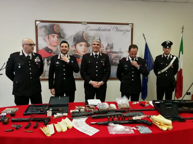 Lo fermano per un controllo…e trovano un arsenale militare abusivo
