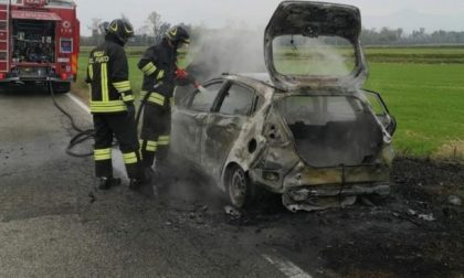 Ce l’ha con la suocera e le brucia l’auto, ma fa il “guardone” nel cespuglio e lo beccano