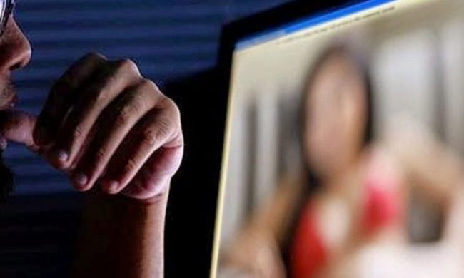 Vittima del revenge porn licenziata perché crea un “danno d’immagine”