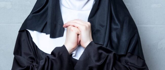 Truffatrice si finge suora per sfuggire al carcere: smascherata dalla consorelle
