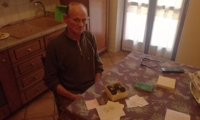 Collezionista compra cimeli da un ambulante, poi scopre che sono timbri nazisti