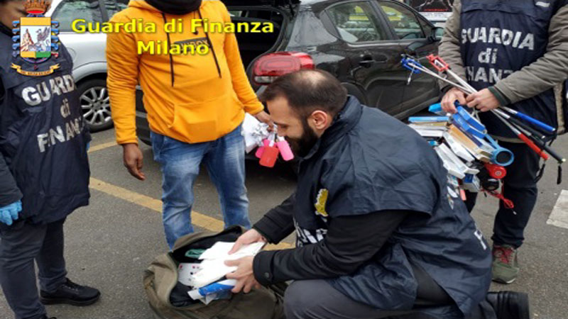 Coronavirus: fermato a Milano il primo venditore abusivo di mascherine