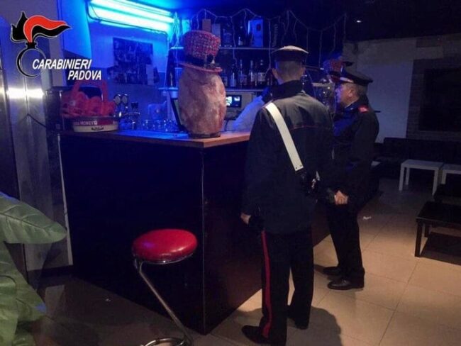 Bar aperti e distanze non rispettate: prime denunce a Padova e Treviso