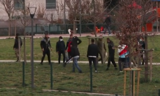 Maxi rissa al parco a Milano: catene e bastoni, ma con… la mascherina